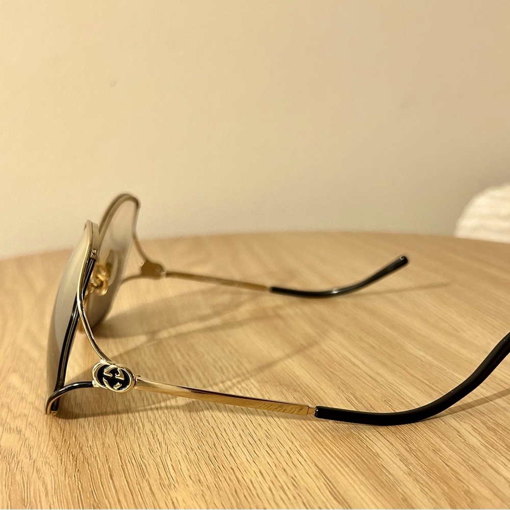 GUCCI Chic Style, Gold and Black Designer Sunglasses